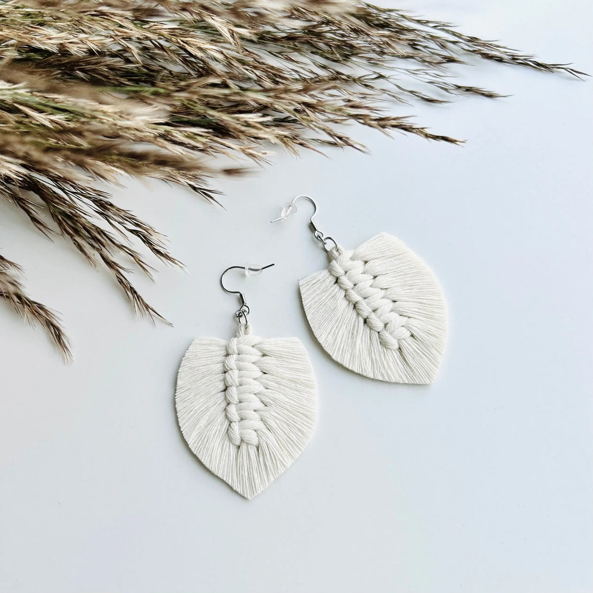 Boucles d’oreilles plume naturel – fabriquées au Québec Une histoire de noeud