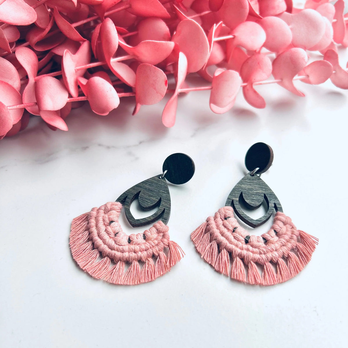 Boucles d’oreilles base ronde blush – fabriquées au Québec Une histoire de noeud