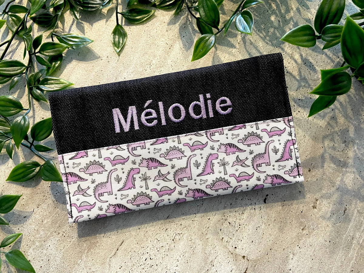 Protège carnet de santé personnalisé Lolikö Dino lilas (motif : Caja_design) Lolikö